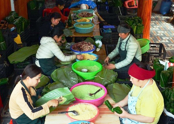 To make delicious humped banh chung, you need the following ingredients: white glutinous rice, small-sized mung beans, pork belly of black pigs, dong leaves, and soft bamboo strings.