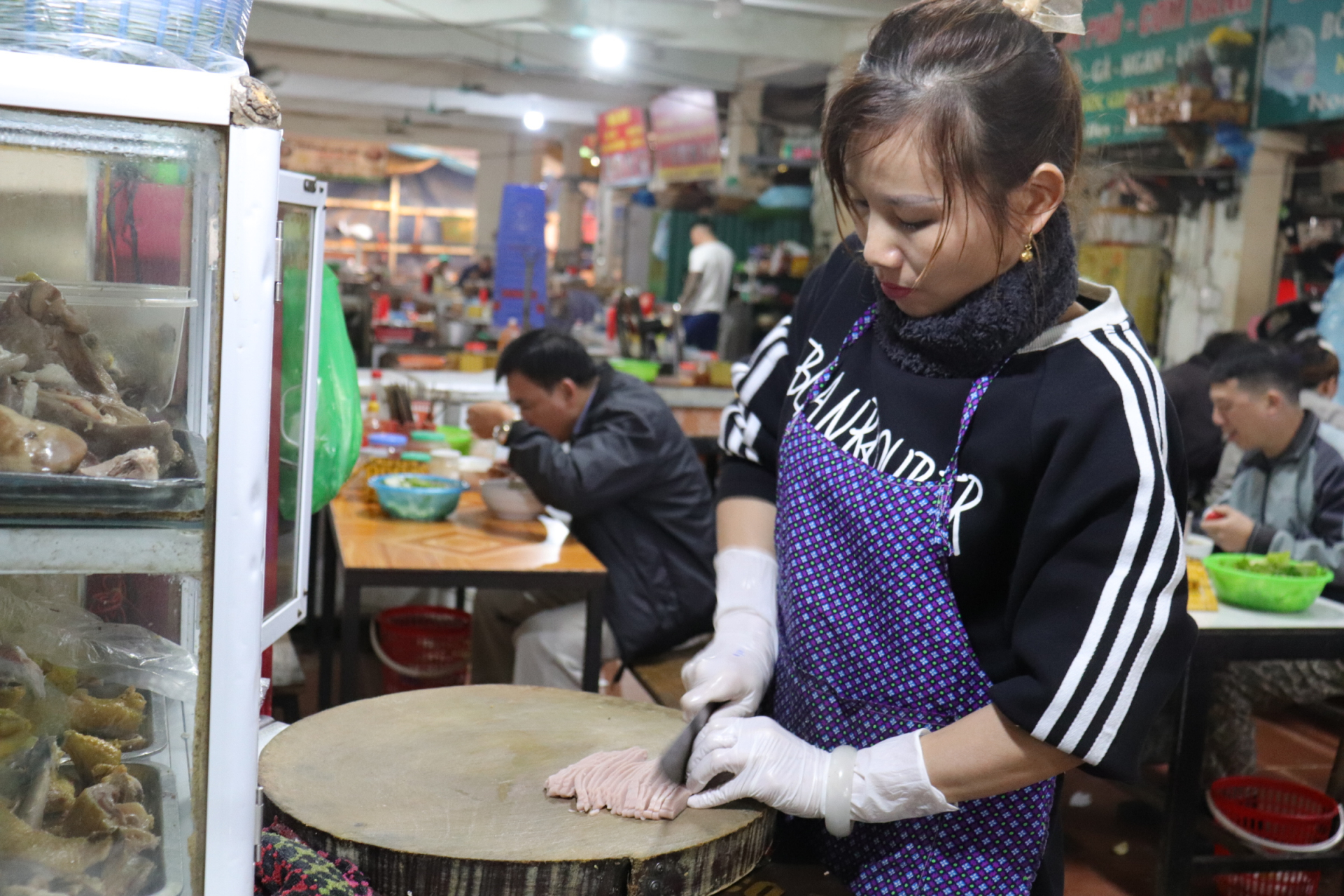 When a customer orders, the vendor cuts the noodles by hand.