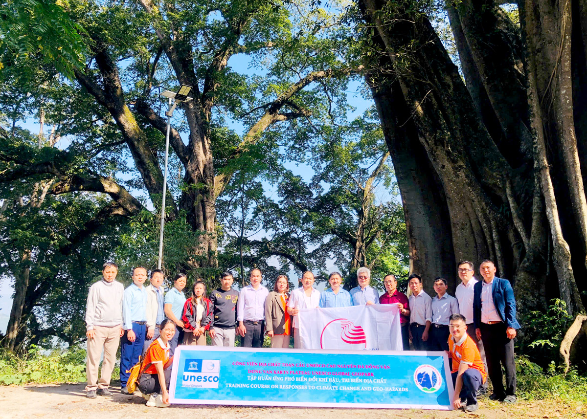 The Dong Van Karst Plateau Global Geopark Management Board and a delegation of experts from theRepublic of Korea.