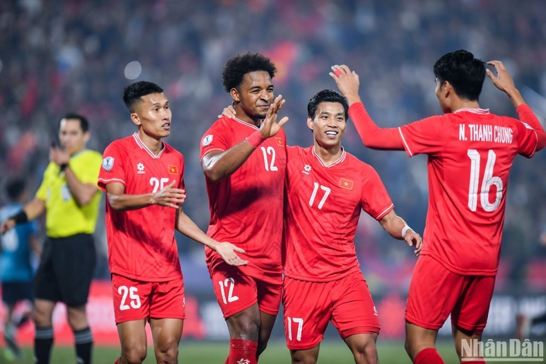 Xuan Son celebrates with his teammates after the second goal. 