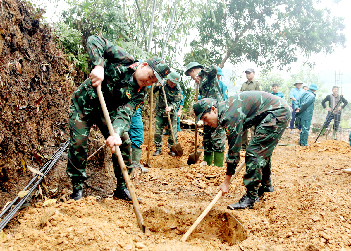 Ban Chỉ huy Quân sự huyện Bắc Quang huy động cán bộ, chiến sỹ giúp đỡ gia đình bà Vũ Thị Nhình (xã Quang Minh) khởi công xây nhà ở mới.
