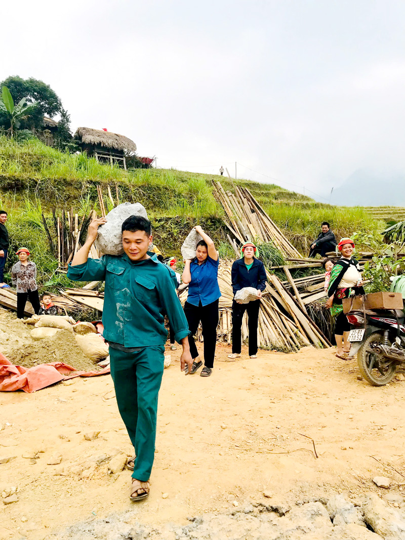 Các đoàn thể, người dân xã Cao Bồ (Vị Xuyên) hỗ trợ ngày công giúp các hộ khó khăn trên địa bàn xây dựng nhà ở.