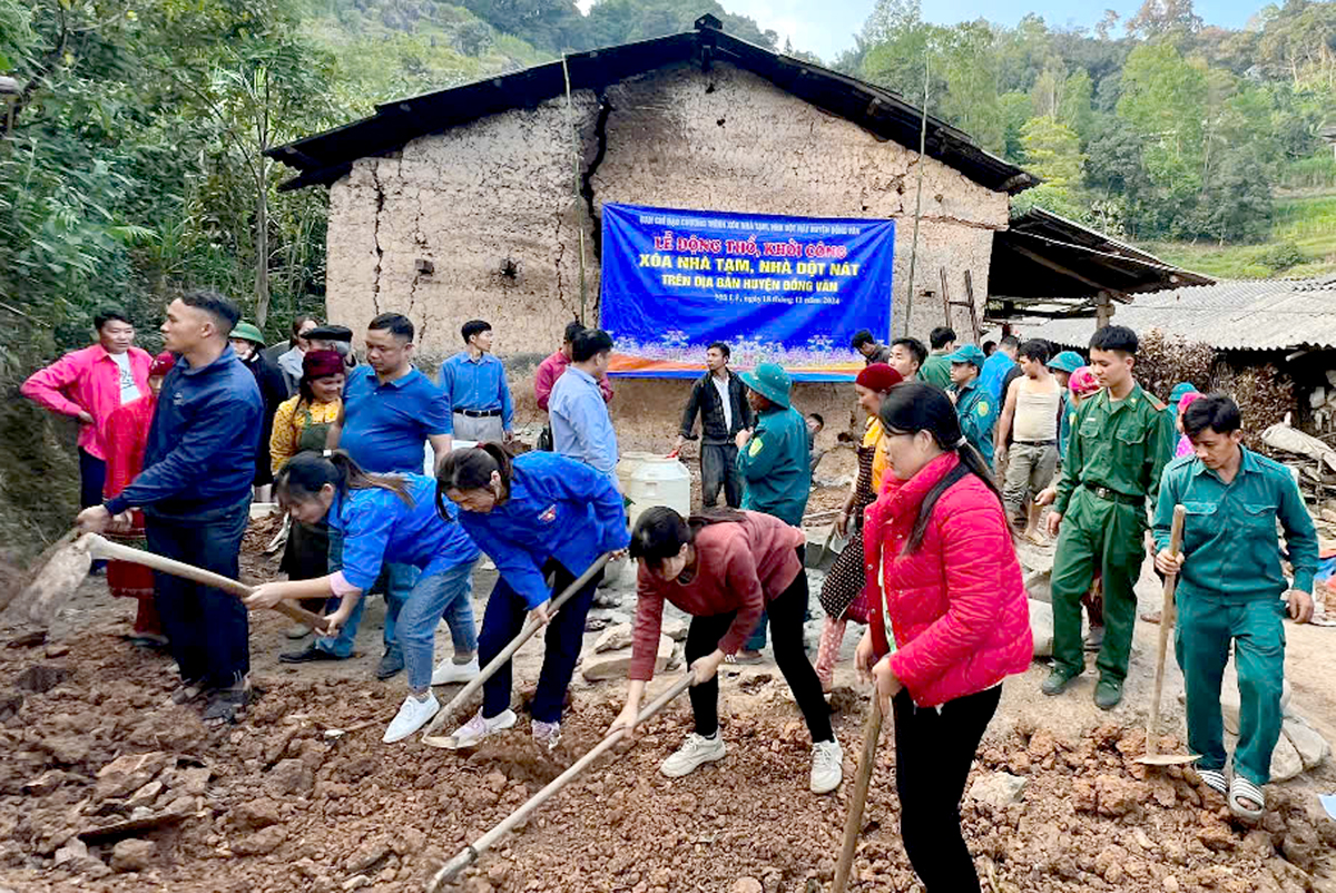 Các lực lượng xã Má Lé (Đồng Văn) giúp người dân xóa nhà tạm, nhà dột nát. 