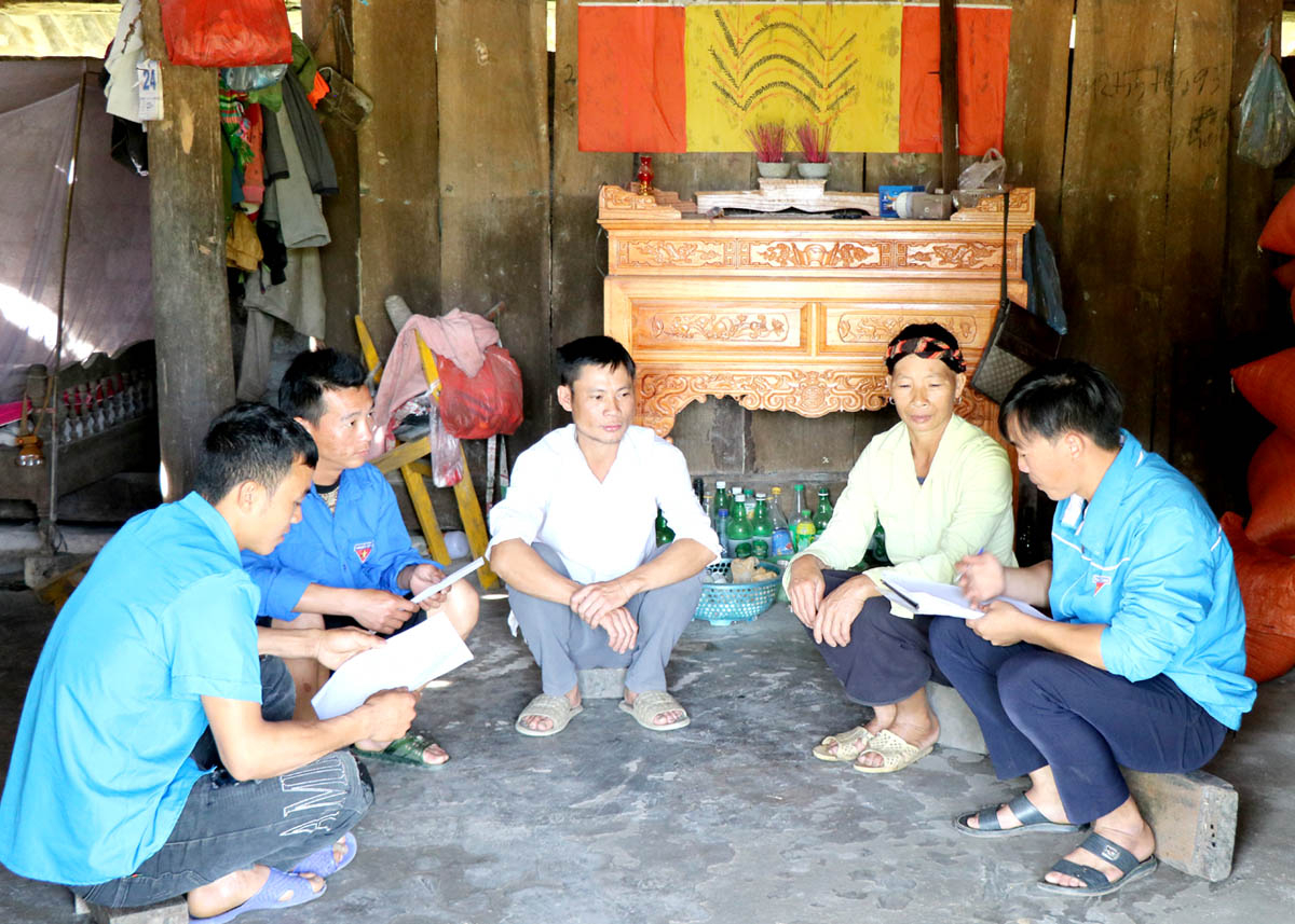 Đoàn viên Chi đoàn thôn Thượng Bình, xã Yên Thành (Quang Bình) tuyên truyền cho người dân về các tiêu chí “3 không”.