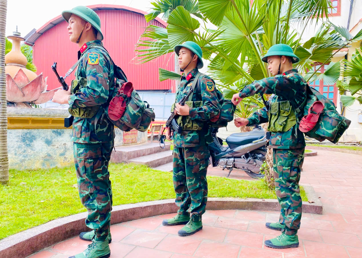 Những chiếc ba lô cùng người lính chuẩn bị lên đường làm nhiệm vụ.
