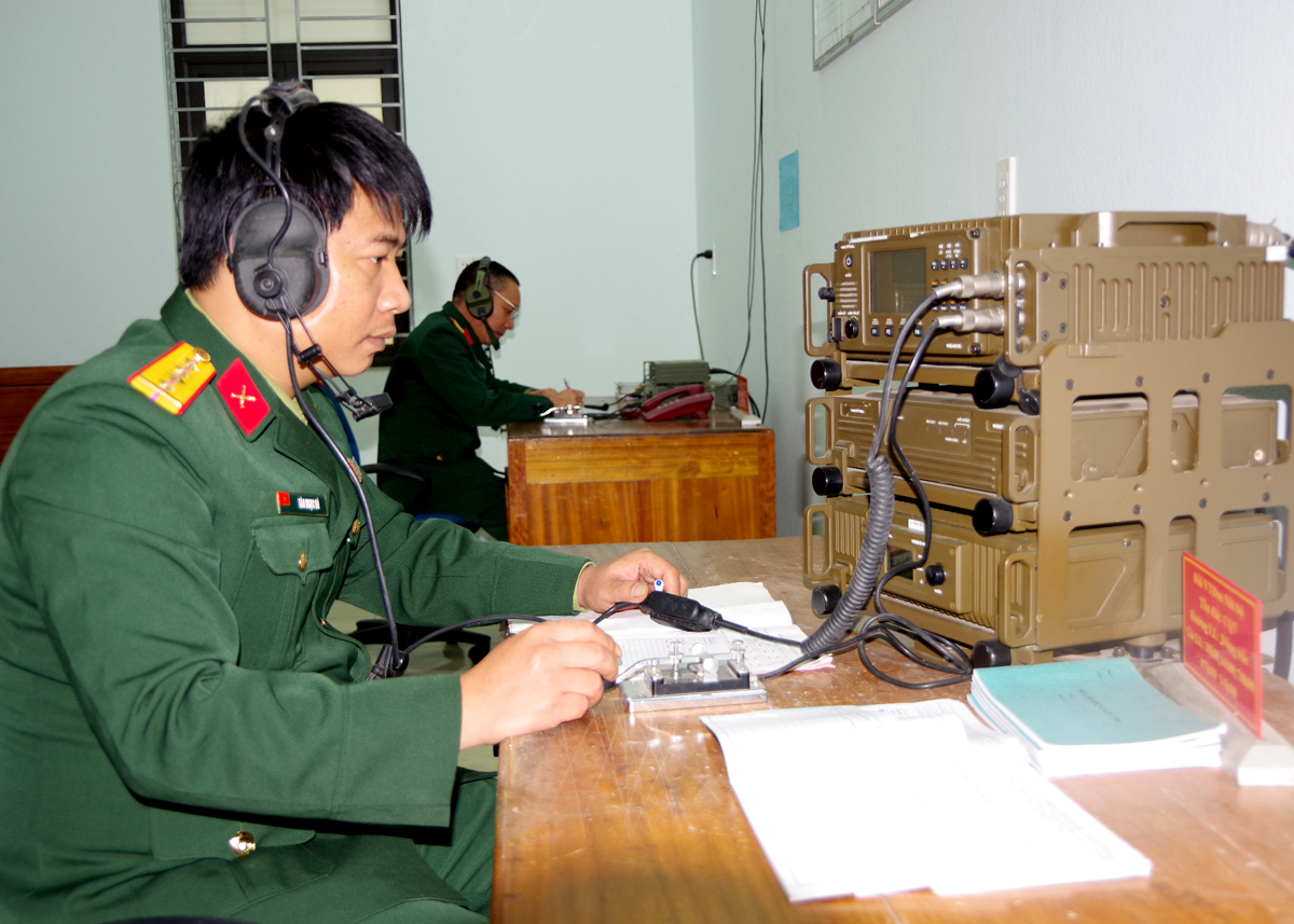 Cán bộ, chiến sỹ Đại đội 18 Thông tin luôn bảo đảm thông tin kịp thời, thông suốt trong mọi tình huống.