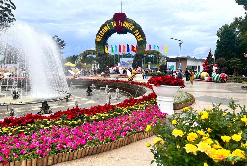 Da Lat citys flower garden attracts about 20,000 people in the last 15 days. 