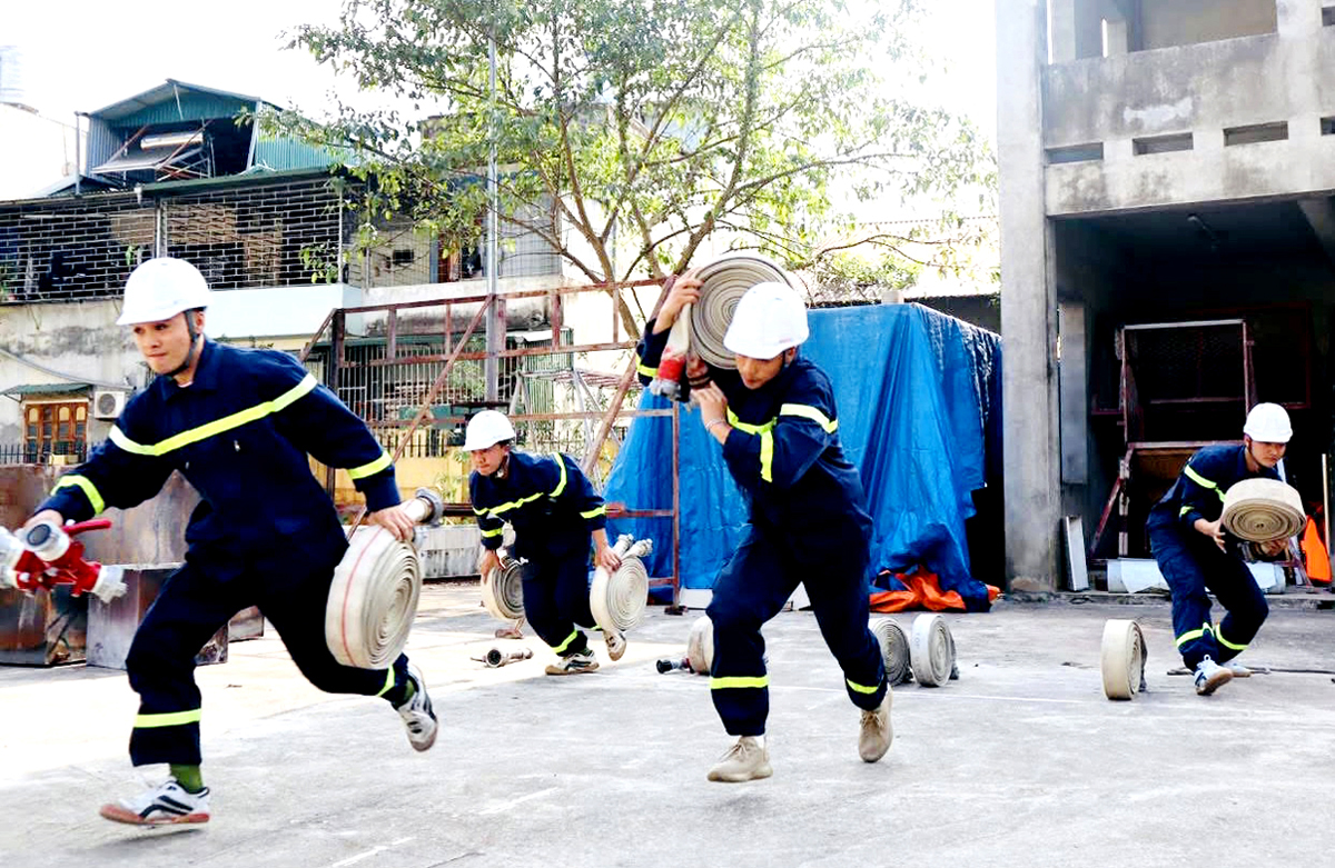 Cảnh sát phòng cháy, chữa cháy tham gia huấn luyện nghiệp vụ.
