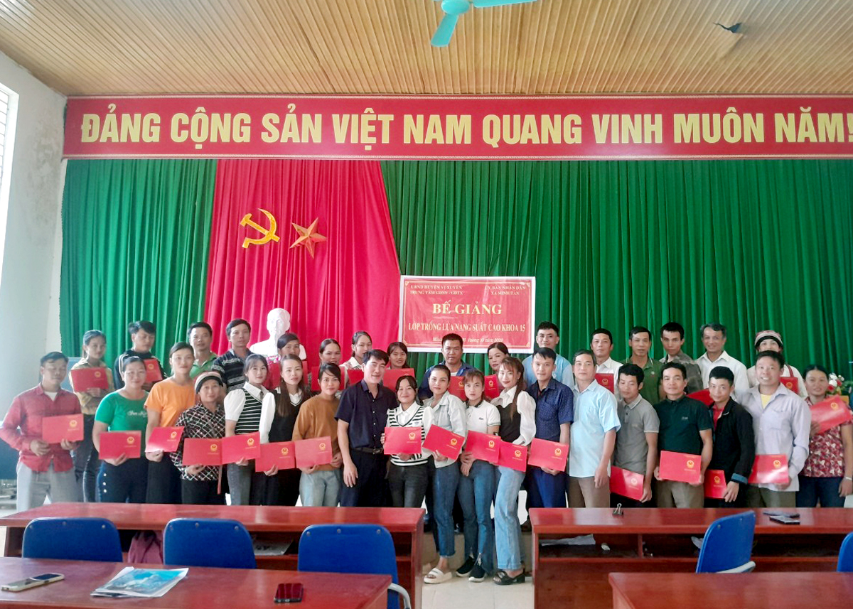 Trung tâm GDNN-GDTX huyện Vị Xuyên trao chứng chỉ nghề cho các học viên khóa 15, năm 2024.