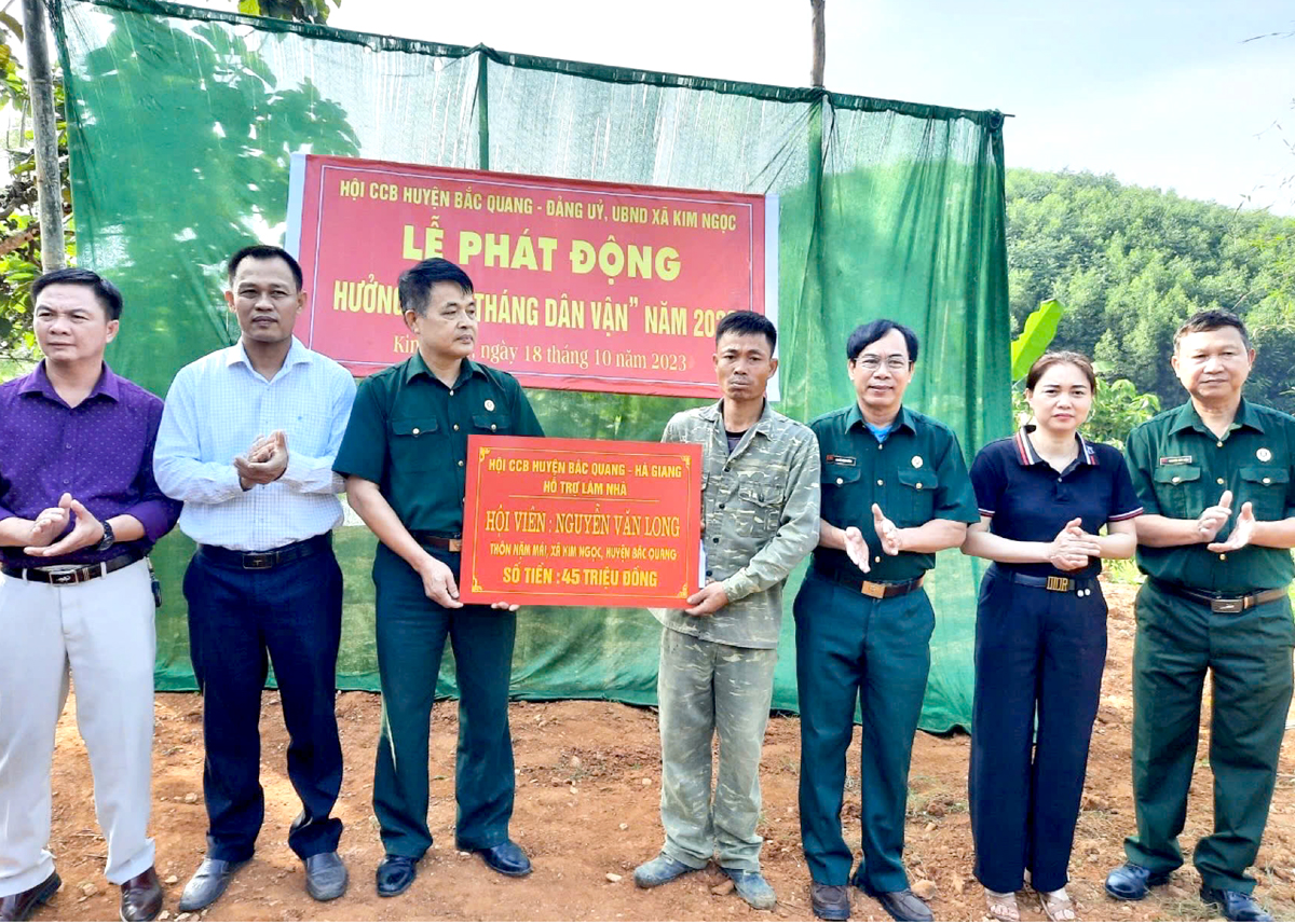 Hội Cựu chiến binh Bắc Quang hỗ trợ kinh phí làm nhà cho hội viên Nguyễn Văn Long, thôn Nậm Mái, xã Kim Ngọc.