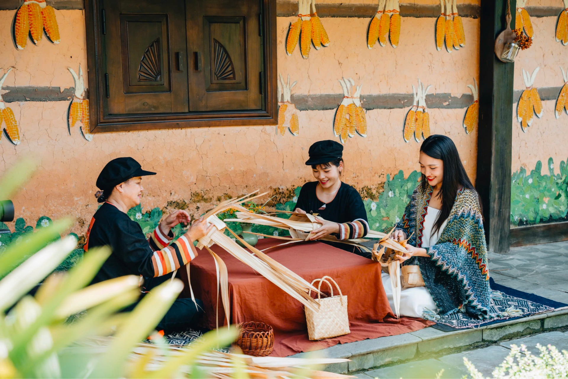 P’apiu luôn chú trọng giới thiệu hững trải nghiệm mang tính bản địa, thân thiện với môi trường tới các du khách. Trong hình là nhân sự bản địa P’apiu hướng dẫn du khách trải nghiệm đan túi từ lá cọ