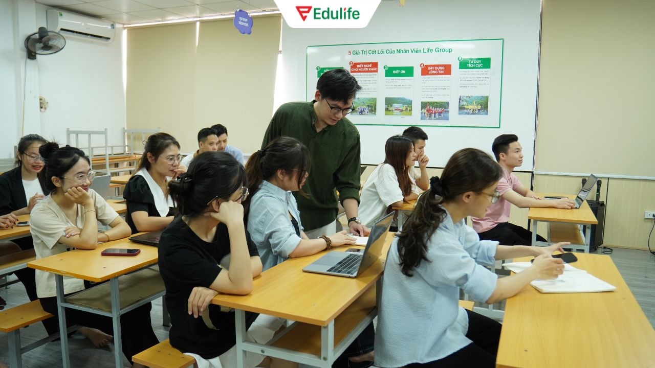 Học viên tại Edulife luôn được các giáo viên kèm cặp sát sao