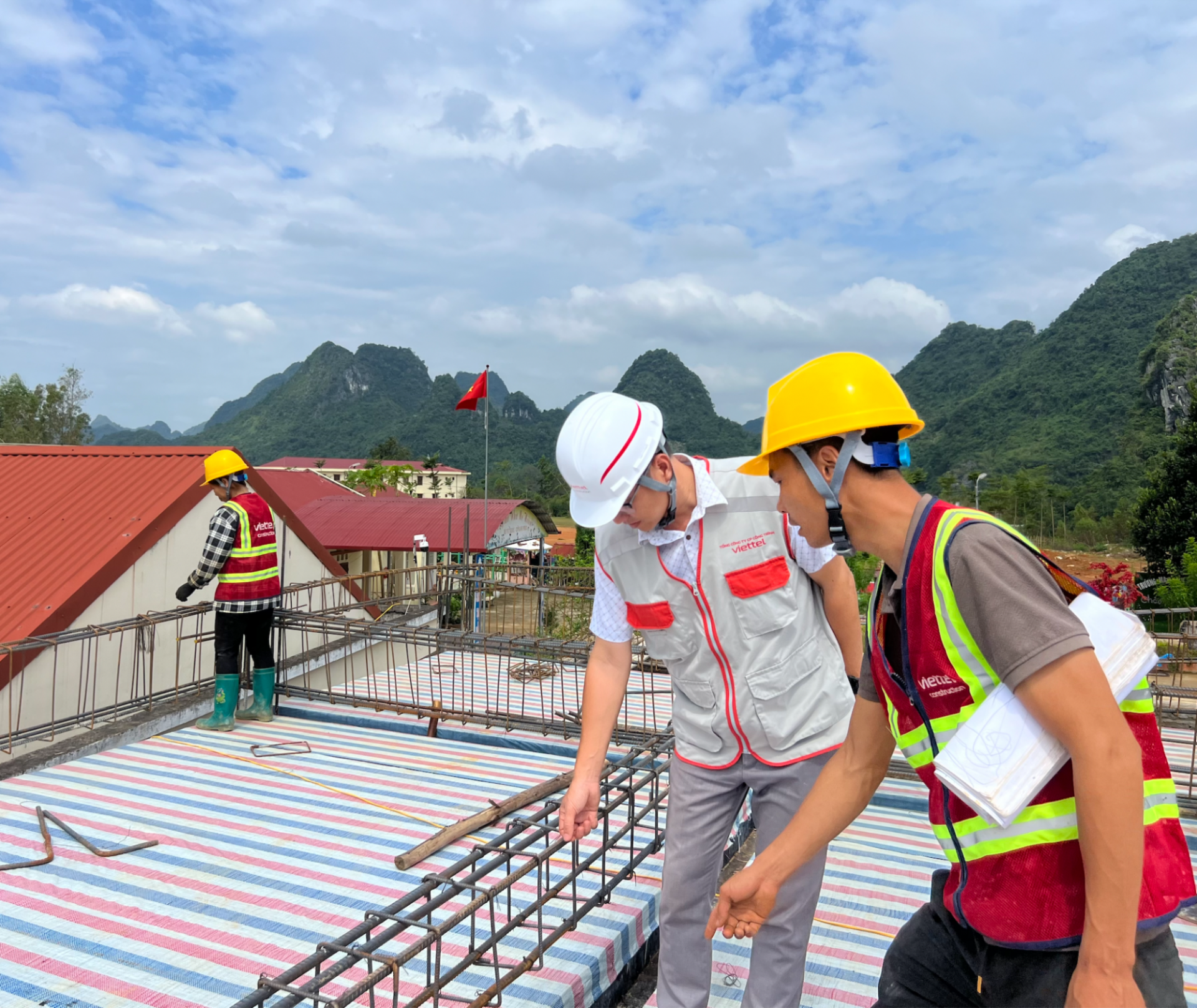 Xây nhà cần nghiên cứu địa hình khu vực để tránh các rủi ro về thiên tai. Ảnh: Viettel Construction