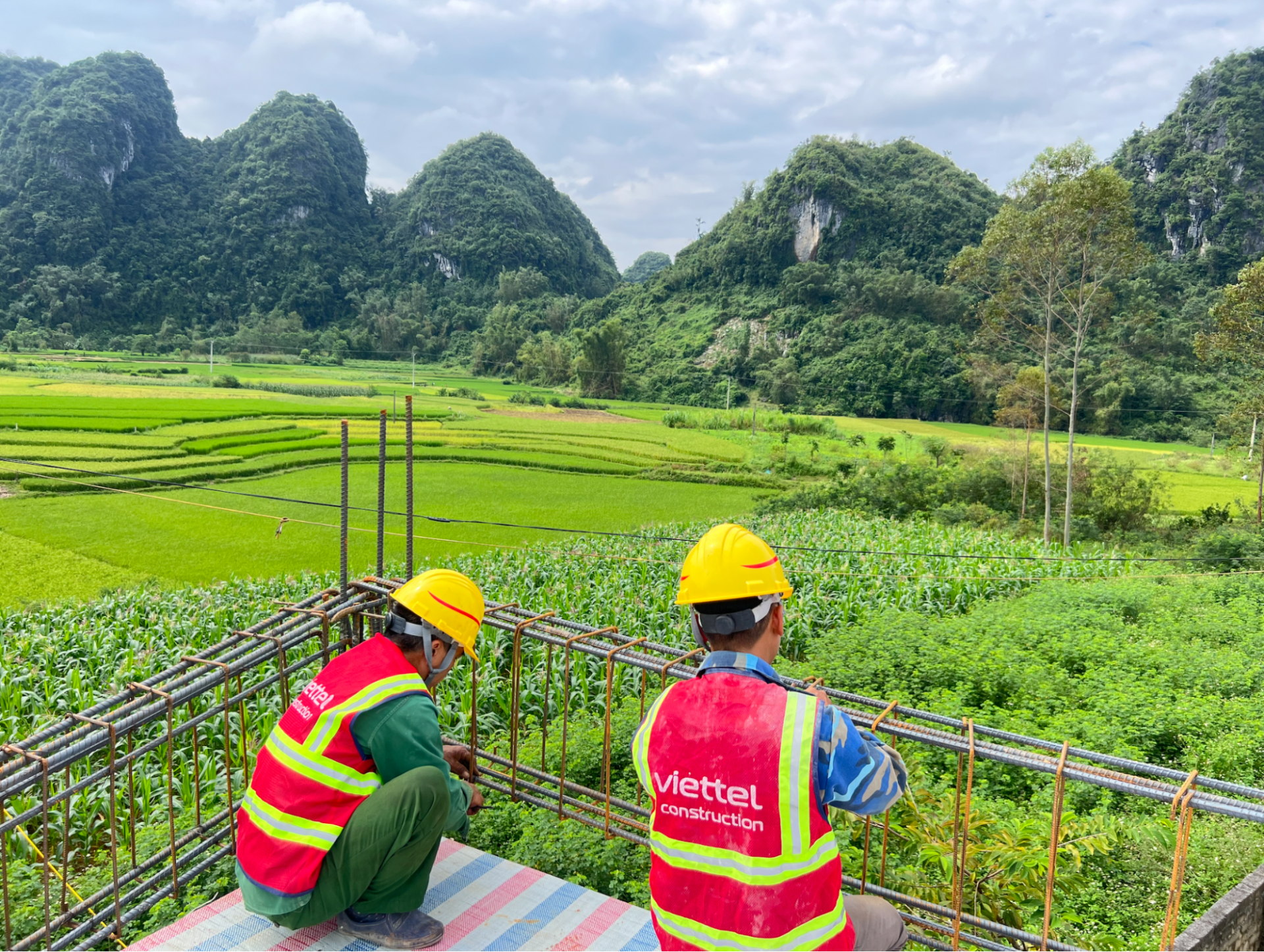 Xây nhà trên núi cần nghiên cứu kỹ địa hình, điều kiện thời tiết. Ảnh: Viettel Construction