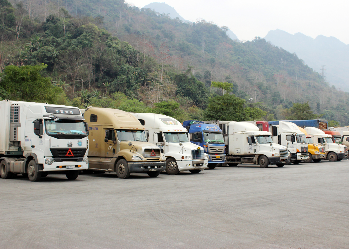 Containers waiting to export goods at Thanh Thuy International Border Gate.