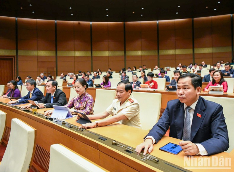 Các đại biểu Quốc hội biểu quyết thông qua Nghị quyết về chủ trương đầu tư dự án đường sắt tốc độ cao trên trục bắc-nam.