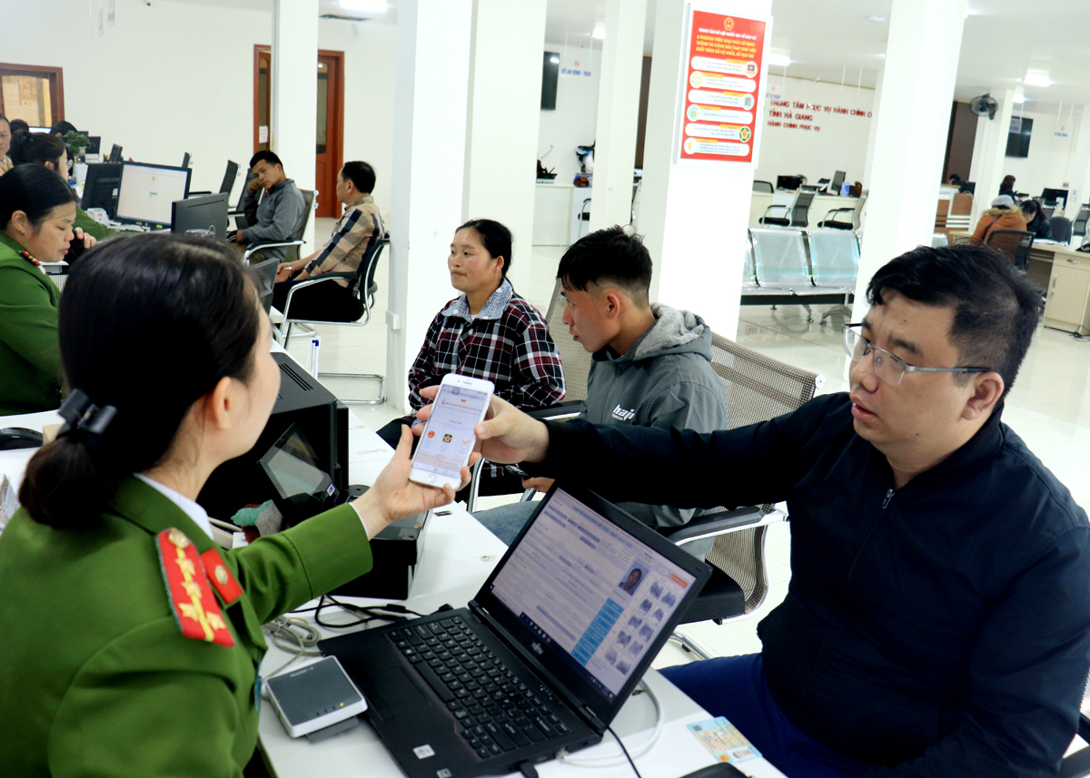 Provincial police officers at the Public Administration Centre advise and support people in settling administrative procedures.