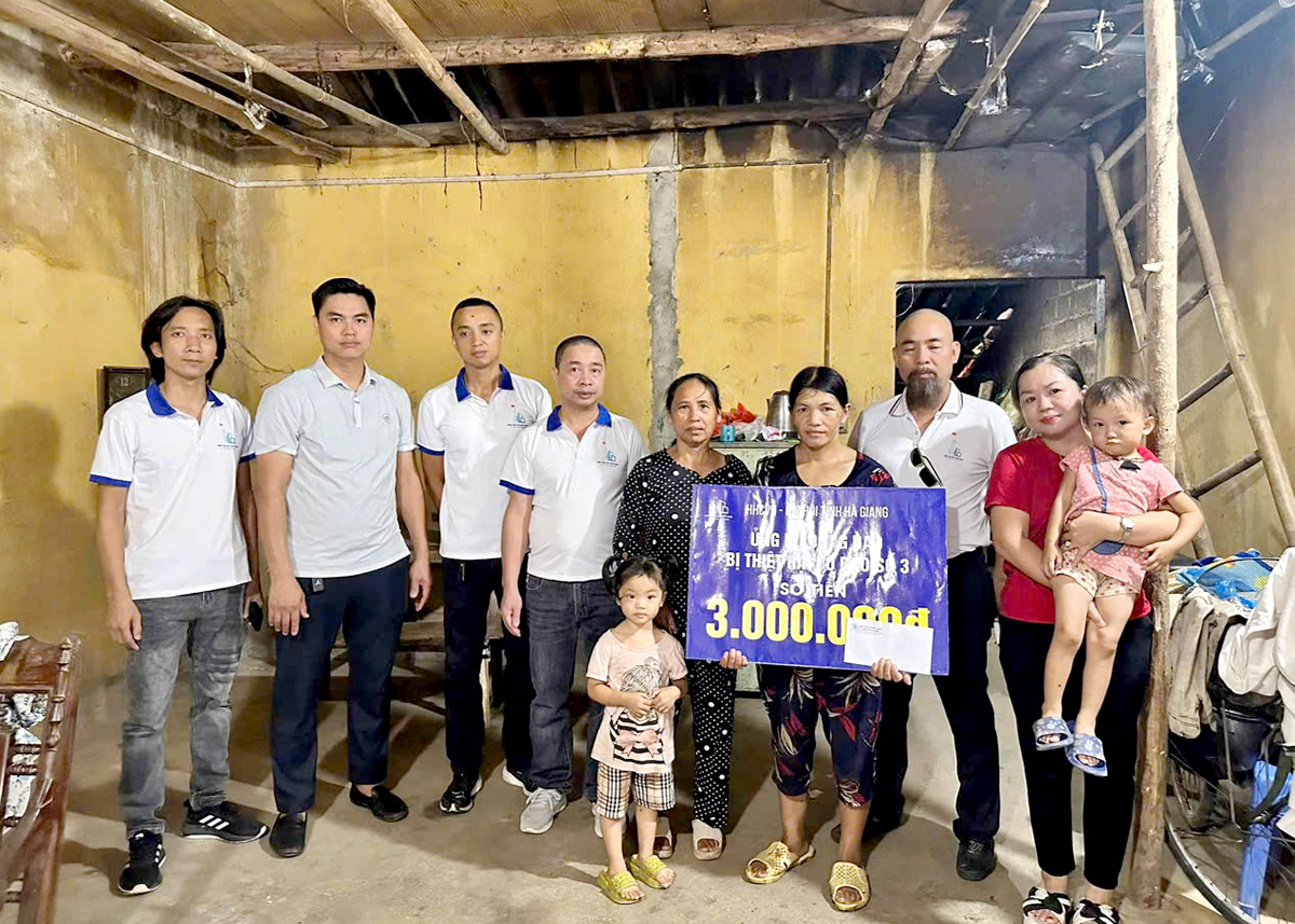 Vietnam Door Association members provide assistance to disadvantaged families in Ha Giang City.