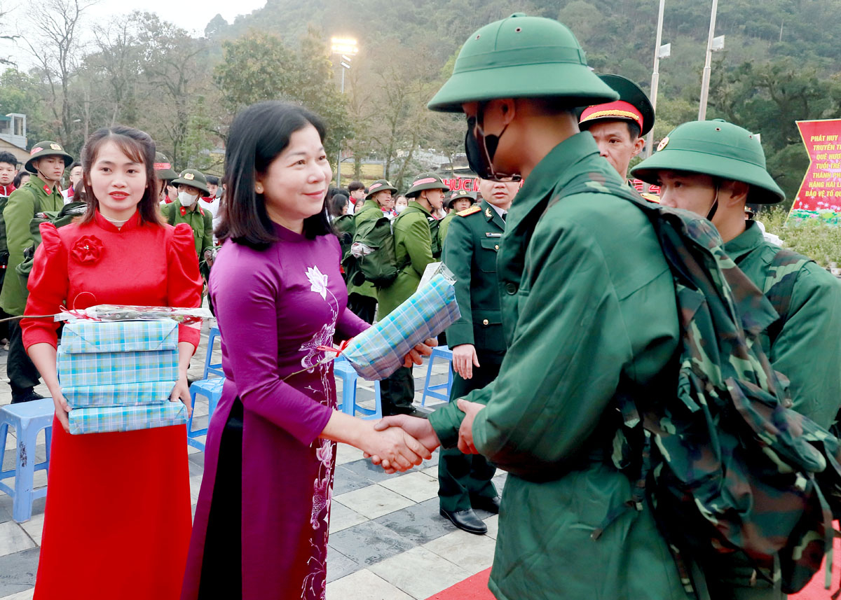 Bí thư Thành ủy, Bí thư Đảng ủy Quân sự thành phố Hà Giang Chúng Thị Chiên động viên tân binh lên đường nhập ngũ.