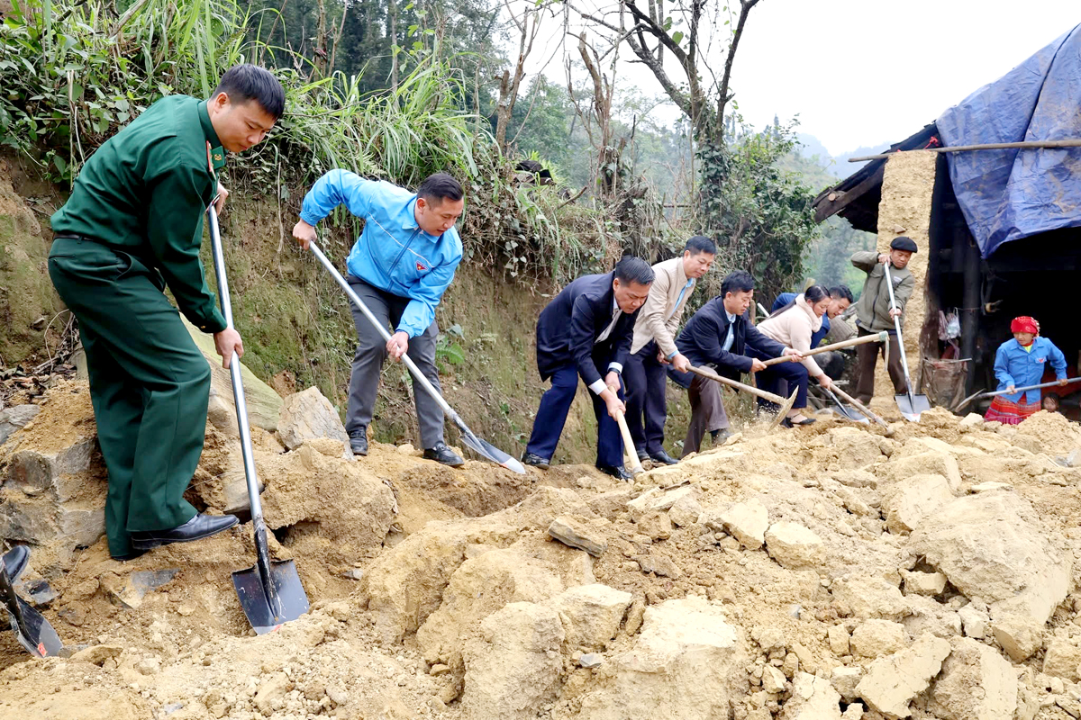 Officials from Dong Van District join hands to eliminate temporary houses