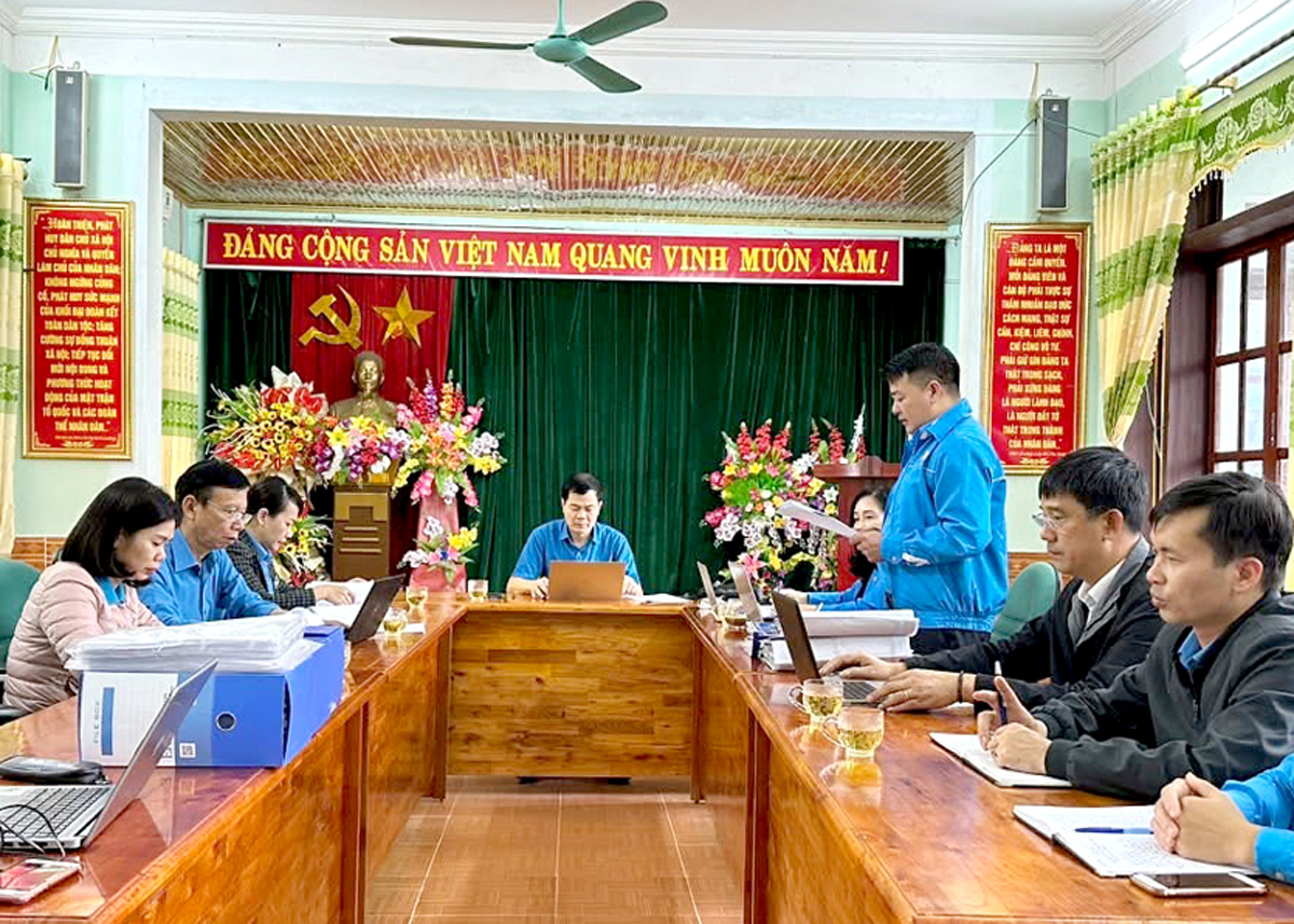 Liên đoàn Lao động tỉnh kiểm tra điều lệ, công tác tại Liên đoàn Lao động huyện Bắc Quang.