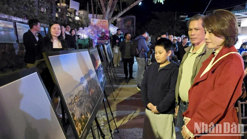 Da Lat people and visitors at the exhibition.