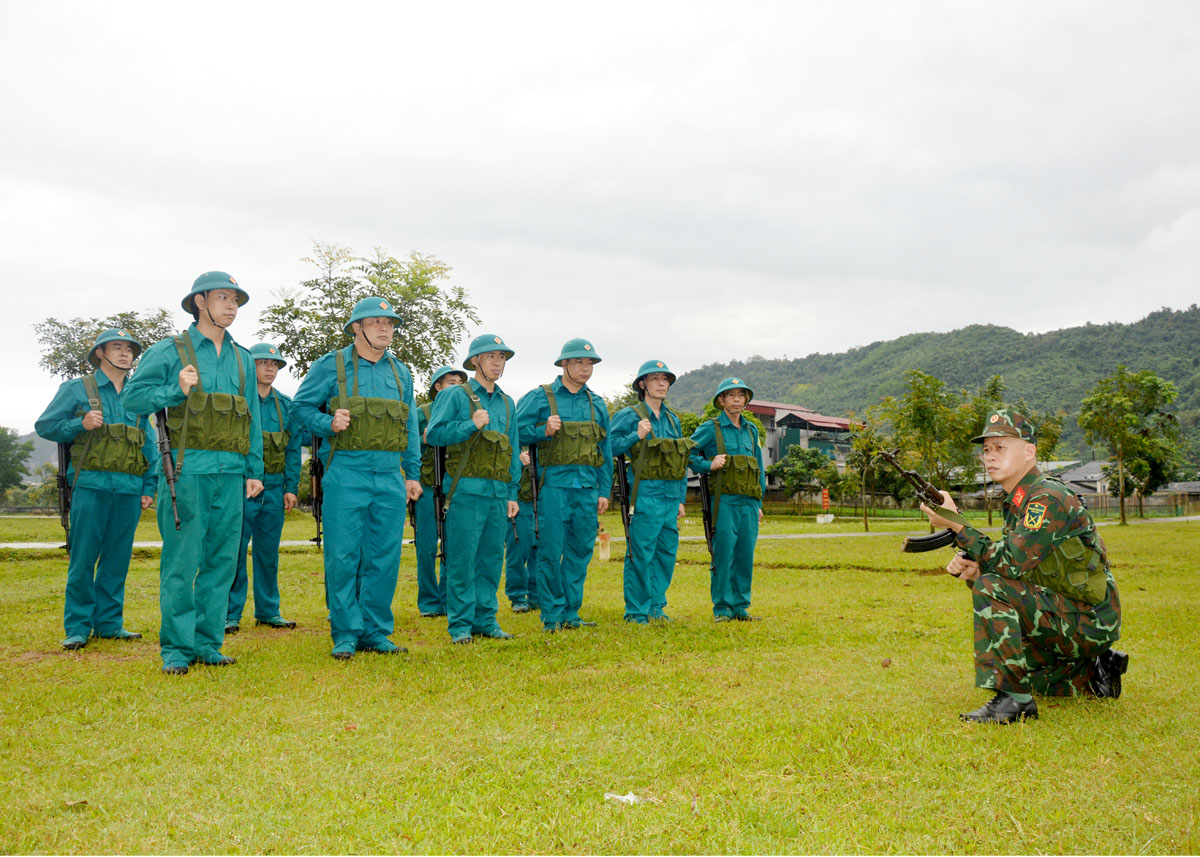 Thiếu tá Nguyễn Minh Chiến huấn luyện chiến thuật cho chiến sỹ dân quân.