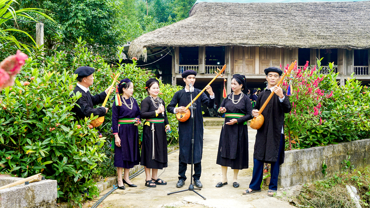 Hoang Xuan Tuyen (standing in the middle) and artists performing Then singing.