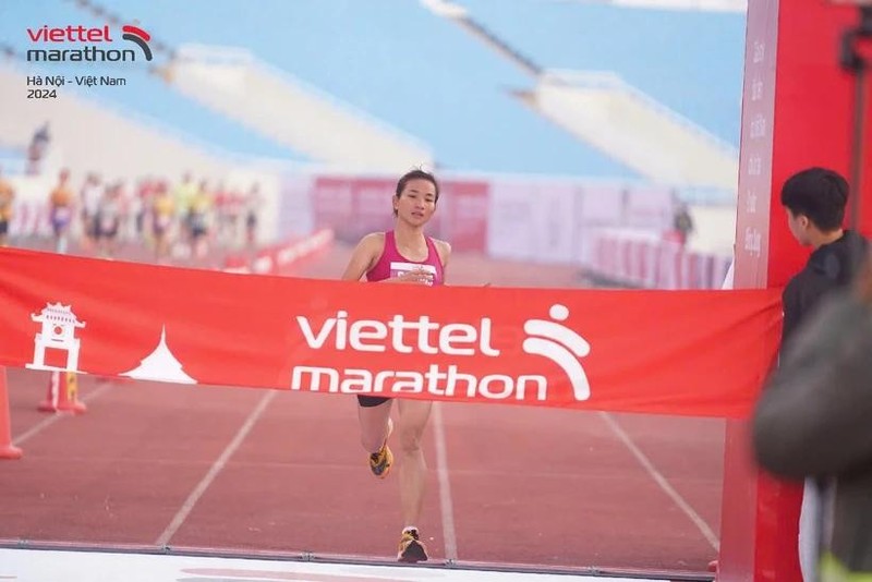 Nguyen Thi Oanh sets a new national record at the Viettel Marathon Series 2024s Vietnam leg on December 1.