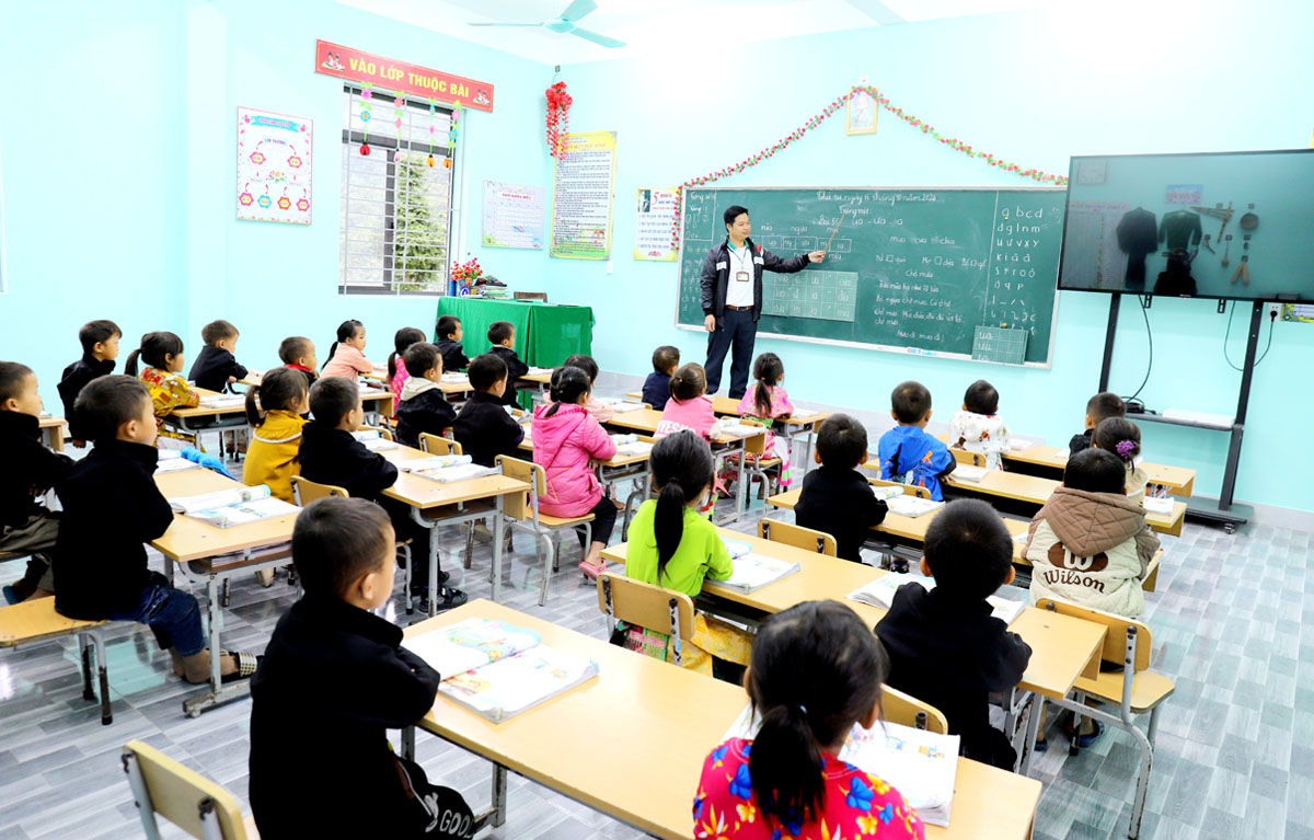 A lesson at Sinh Lung Boarding Primary and Secondary School (Dong Van District).