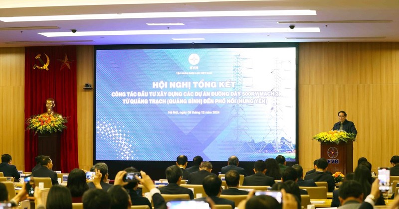 Prime Minister Pham Minh Chinh addresses at the conference to review the investment and construction of the 500kV circuit-3 power transmission line linking Quang Trach and Pho Noi on December 8.