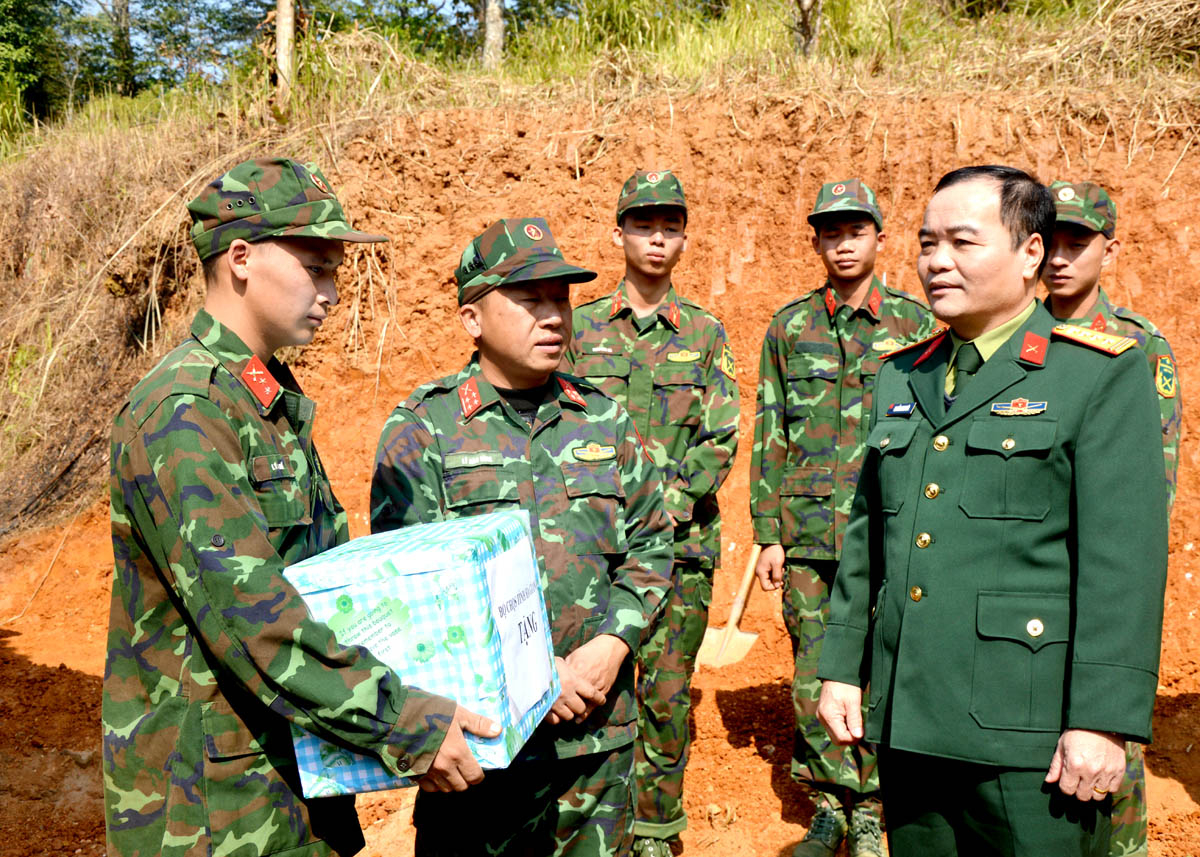 Đại tá Nguyễn Minh Khôi, Phó Chính ủy Bộ CHQS tỉnh tặng quà, động viên lực lượng hành quân dã ngoại làm công tác dân vận tại Bắc Mê.
