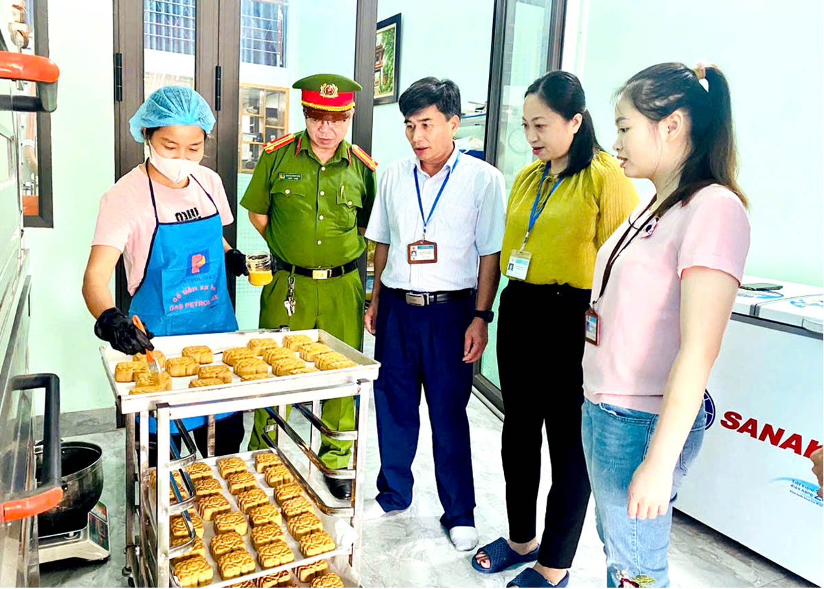 Lực lượng chức năng huyện Vị Xuyên kiểm tra an toàn vệ sinh thực phẩm trên địa bàn.