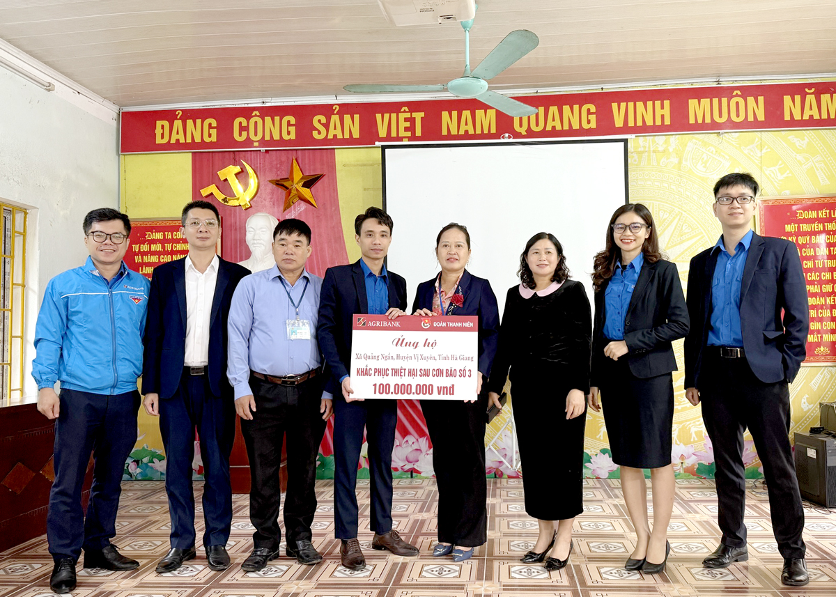 Đoàn Thanh niên Agribank Hà Giang trao quà ủng hộ xã Quảng Ngần (Vị Xuyên) sau cơn bão số 3.
