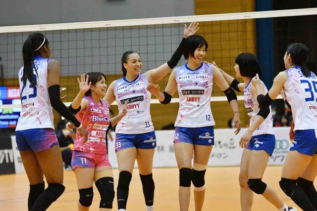 Vietnams top female volleyball player Tran Thi Thanh Thuy (third from left).