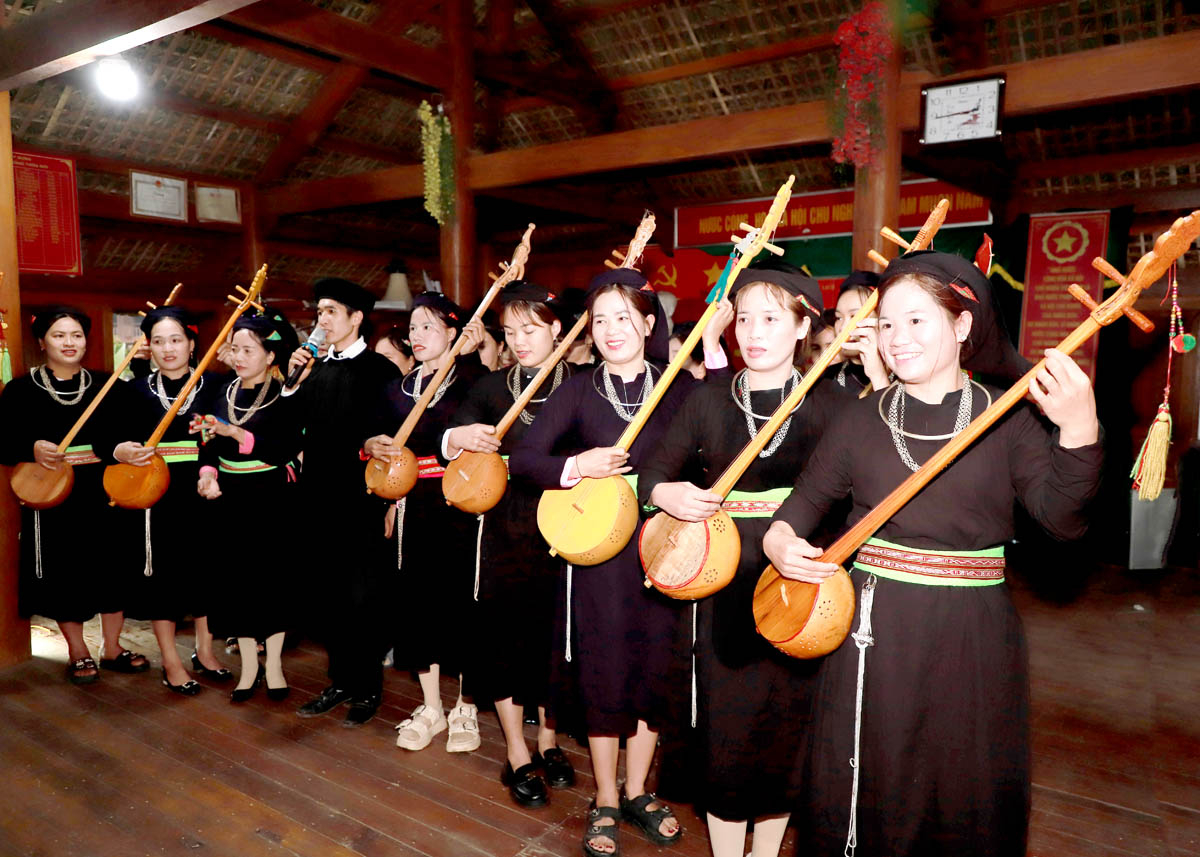 A performance of Then singing and Tinh lute by the Tay ethnic group in Chi Village, Xuan Giang Commune, QuangBình District.