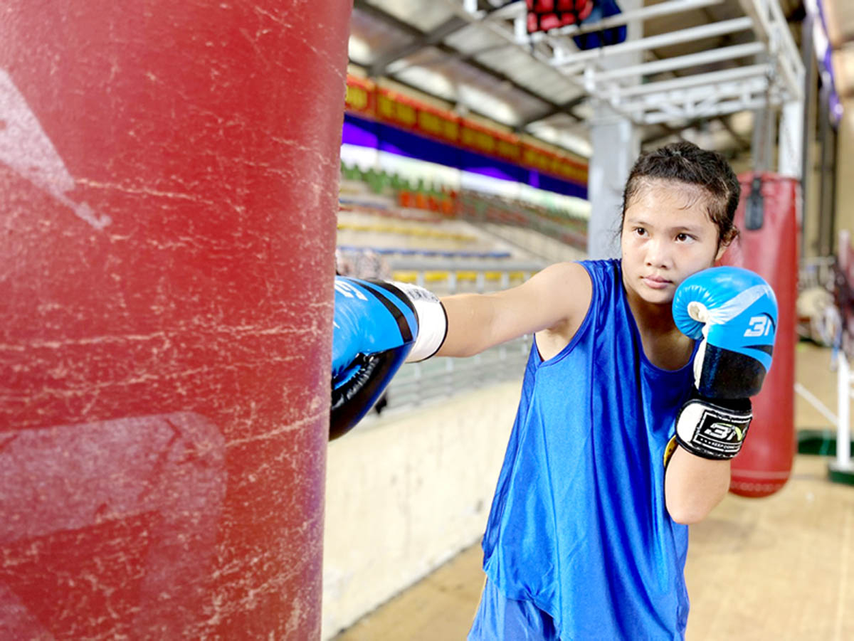 Wushu athlete Ban Thi Tam is diligently training.