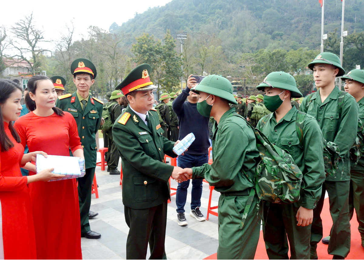 Đại tá Lại Tiến Giang, Chỉ huy trưởng Bộ CHQS tỉnh tặng quà động viên tân binh thành phố Hà Giang lên đường nhập ngũ.