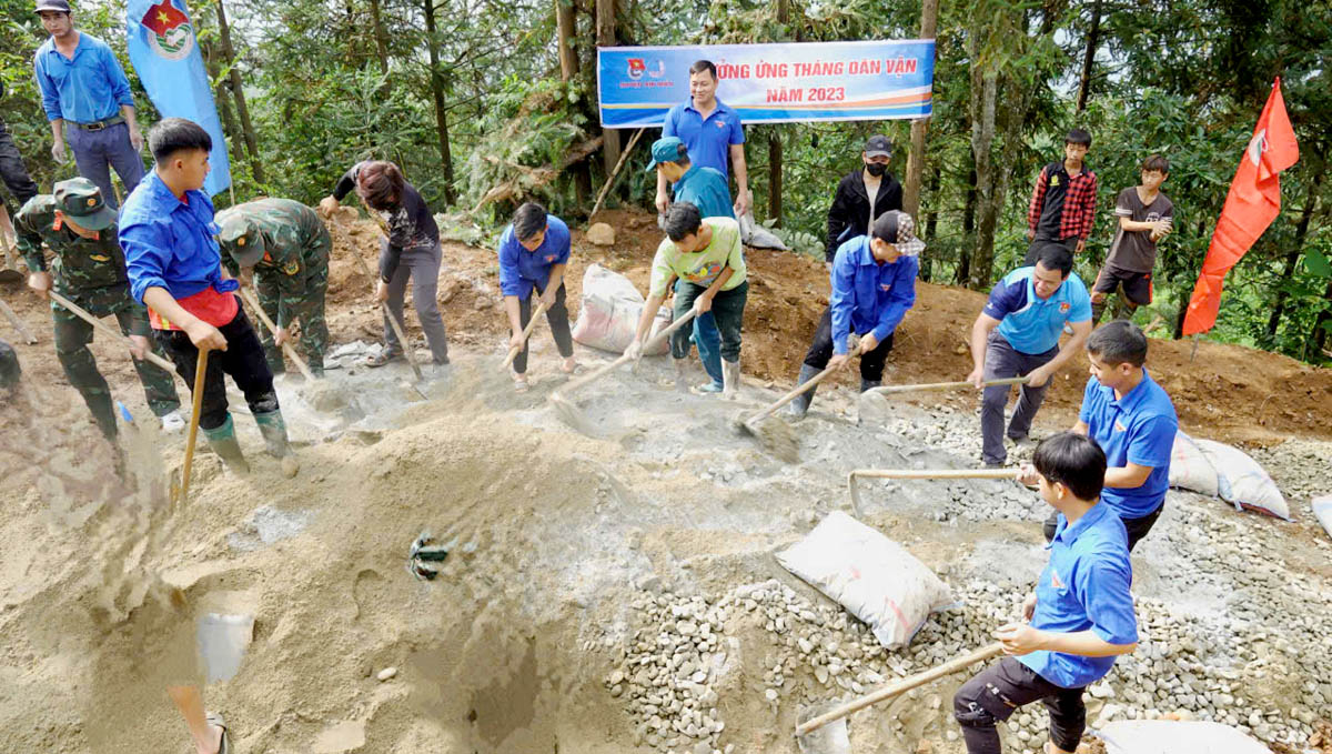 Đoàn viên, thanh niên, các lực lượng vũ trang và Nhân dân xã Thèn Phàng làm đường giao thông nhóm hộ thôn Đoàn Kết.