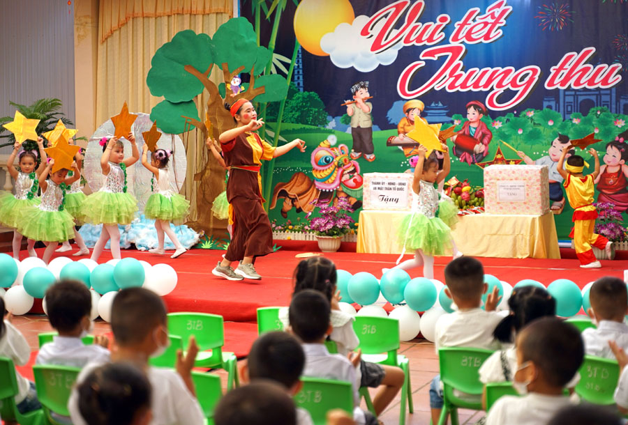 Các đồng chí lãnh đạo tỉnh tặng quà và vui Tết Trung thu với các cháu học  sinh - Báo Hà Giang điện tử