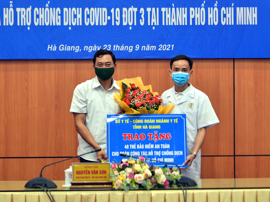 Lãnh đạo Sở Y tế trao quà, động viên Đoàn cán bộ y tế của tỉnh Hà Giang tham gia hỗ trợ thành phố Hồ Chí Minh chống dịch COVID-19