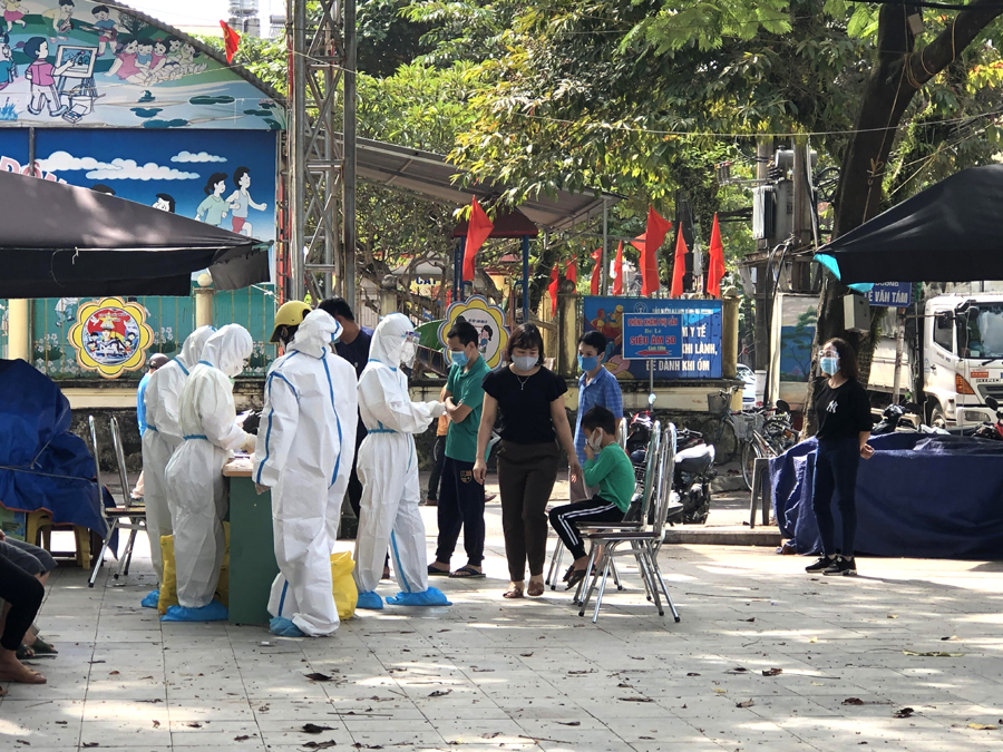 Lực lượng y tế tes nhanh sàng lọc ca nghi nhiễm Covid -19 tại phường Minh Khai, thành phố Hà Giang