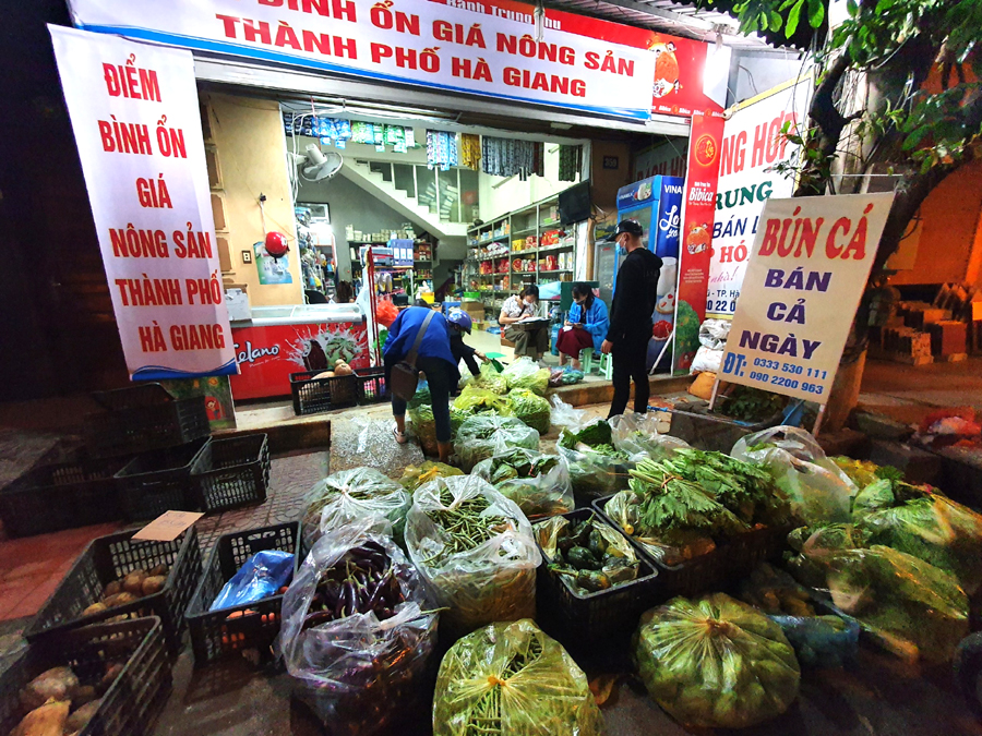 Gian hàng bình ổn giá của Thành đoàn Hà Giang giúp người dân có địa chỉ mua thực phẩm tin cậy trong mùa dịch.