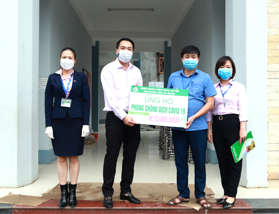Đoàn trao kinh phí hỗ trợ phường Ngọc Hà, nơi có nhiều ca nhiễm Covid-19 trên địa bàn thành phố