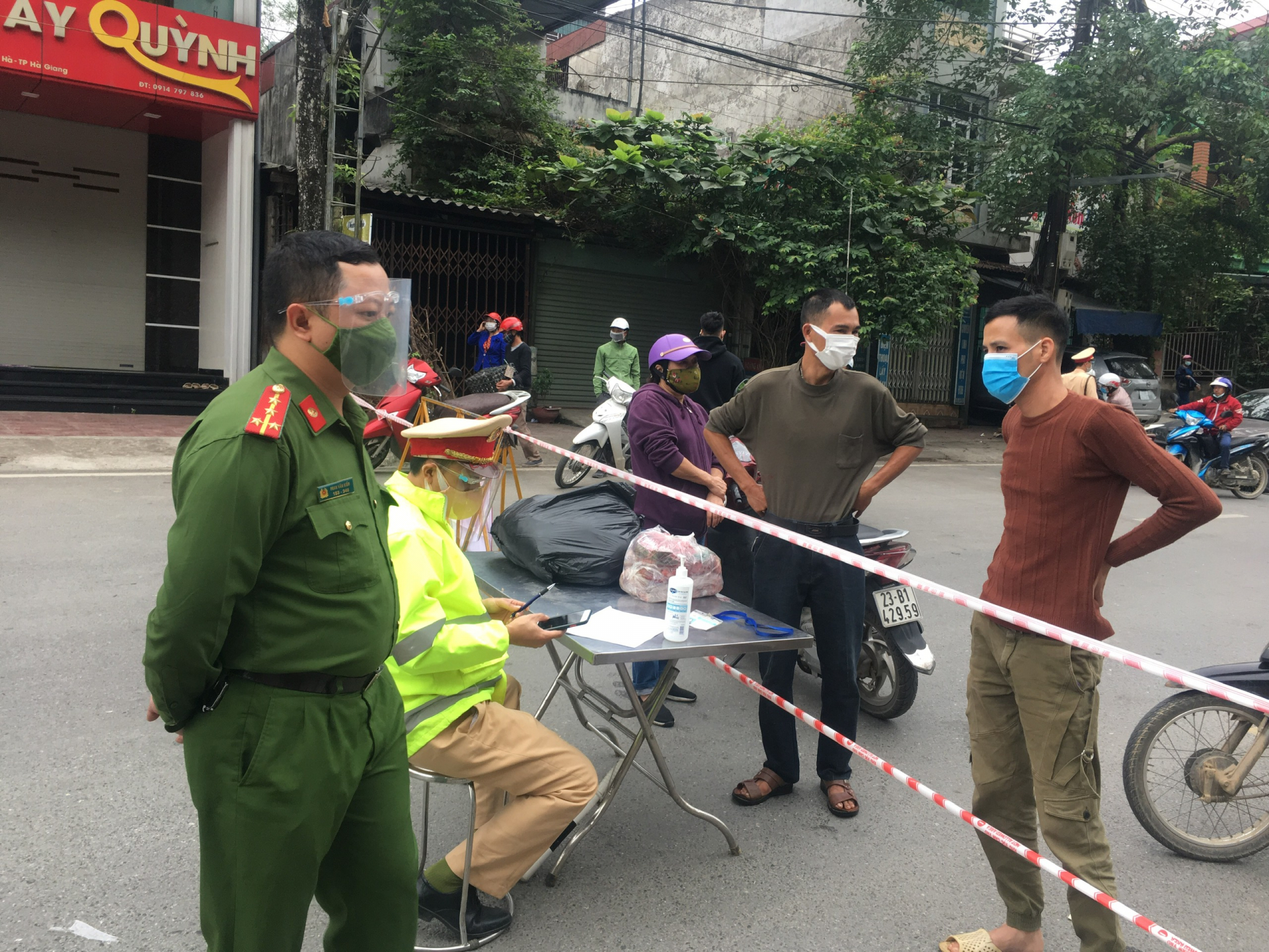 Lực lượng công an thành phố kiểm soát tại chốt tổ 1, phường Ngọc Hà