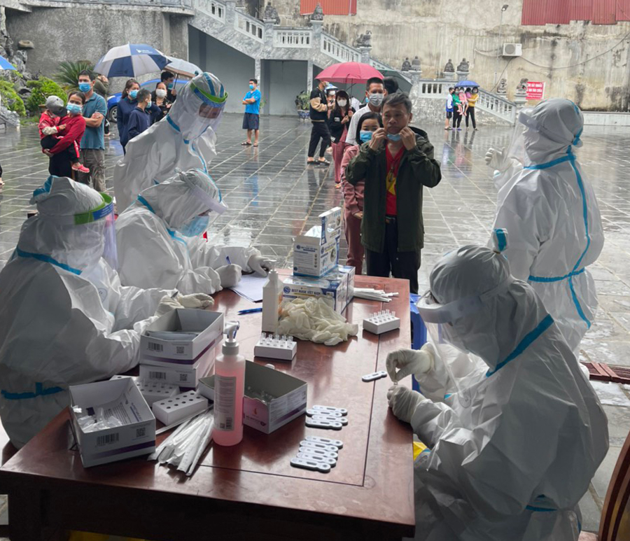 Lực lượng y tế lấy mẫu test nhanh Covid-19 tại thành phố Hà Giang