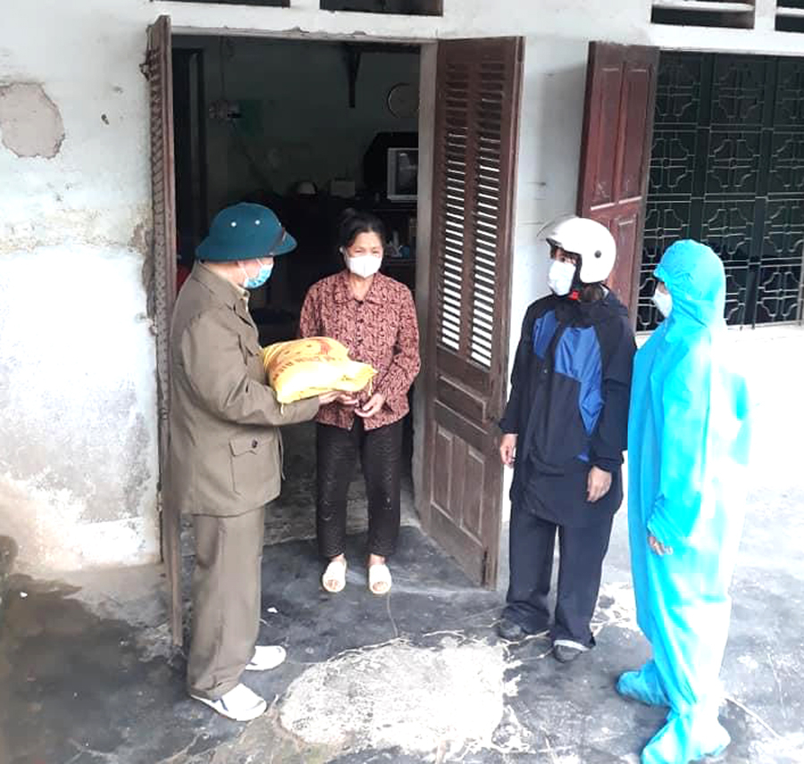 Lực lượng y tế lấy mẫu test nhanh Covid-19 tại thành phố Hà Giang