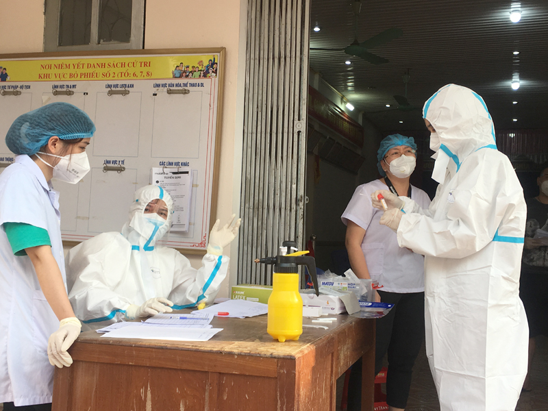 Lực lượng y tế phường Nguyễn Trãi kiểm tra các mẫu test nhanh