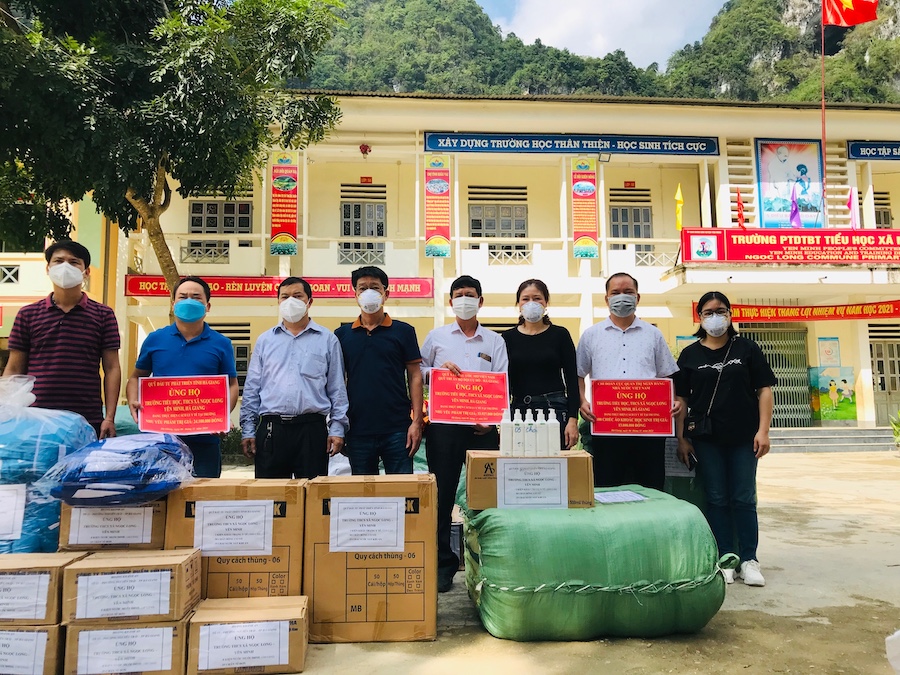 Đại diện Quỹ Đầu tư phát triển tỉnh Hà Giang trao quà ủng hộ cho lãnh đạo 2 nhà trường