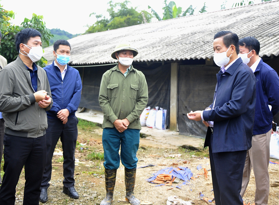 Chủ tịch UBND tỉnh Nguyễn Văn Sơn trò chuyện, động viên gia đình anh Nguyễn Văn Chương, thôn Minh Thành, xã Trung Thành.